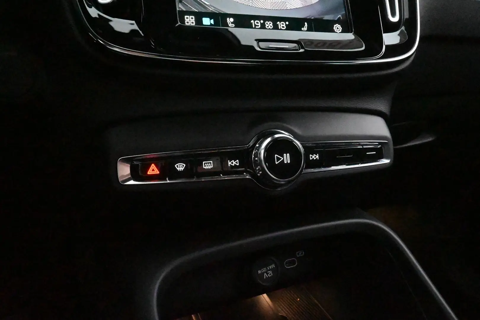 Car Image - 21mVevpF2ycLdU1Axkq1Yf
