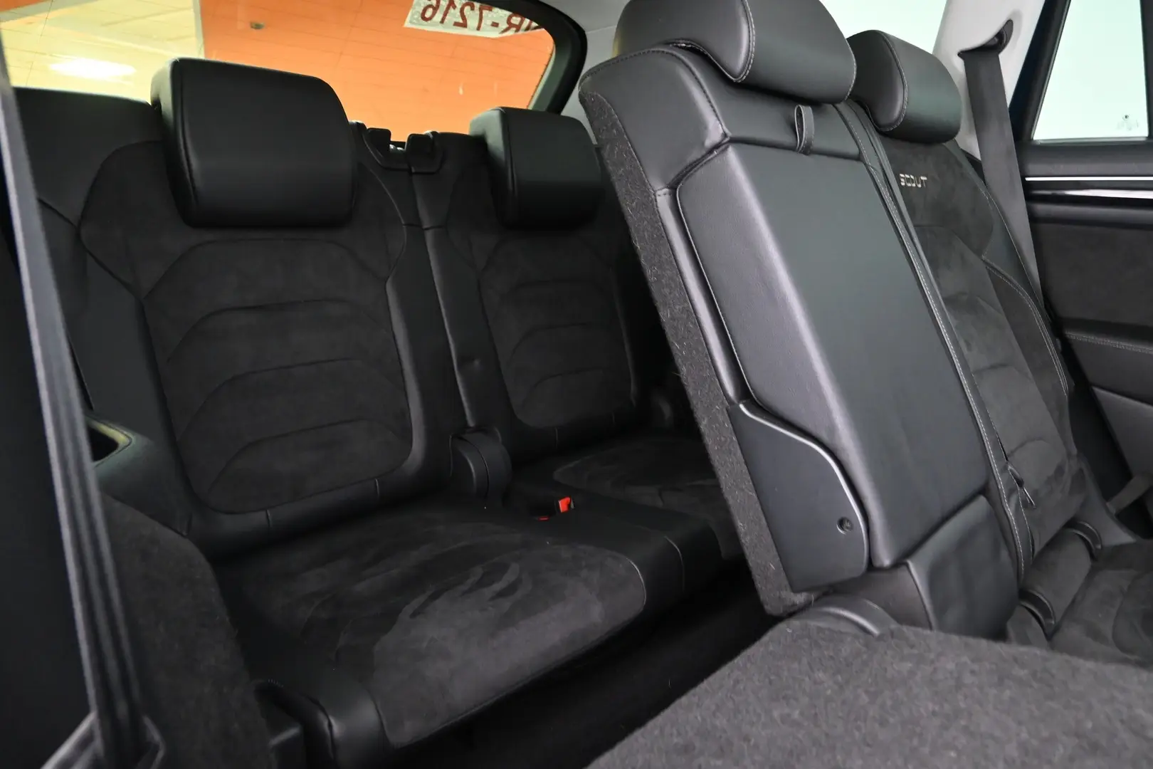 Car Image - 1Y4iDyslS0i4sURLlJblEF