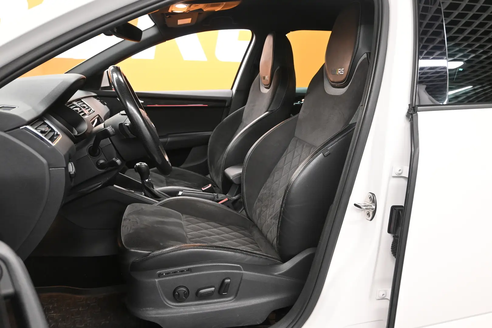 Car Image - 6Y2Ra4dwqqwawW1FA7KN50