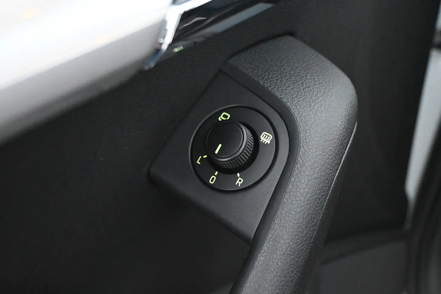 Car Image - 6baAtkwKpZgIu4MSJBSGuz