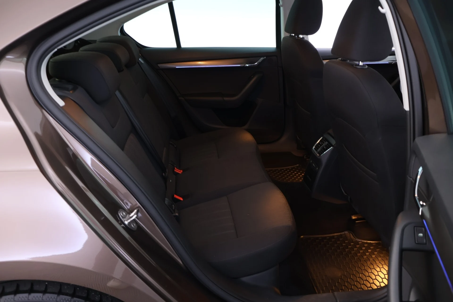 Car Image - 3wrO0wDRWv4ysyW56UTIvJ