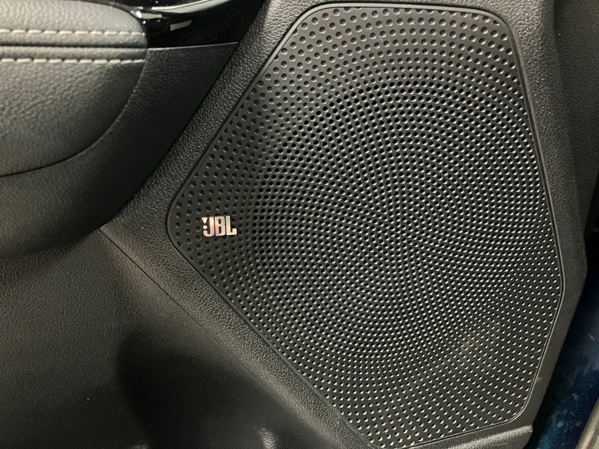 Car Image - 2rqV8O4ecfse8OOxv094zI