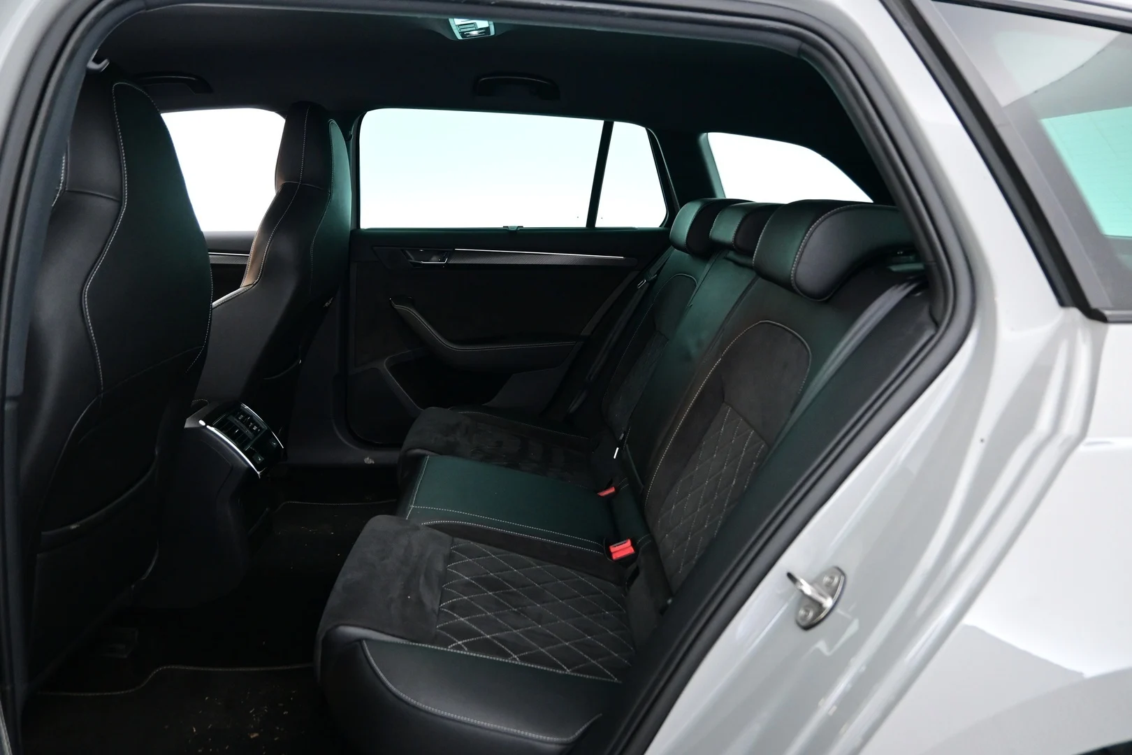 Car Image - 6ziZrS8N9Ews4MW5MIl2Pa