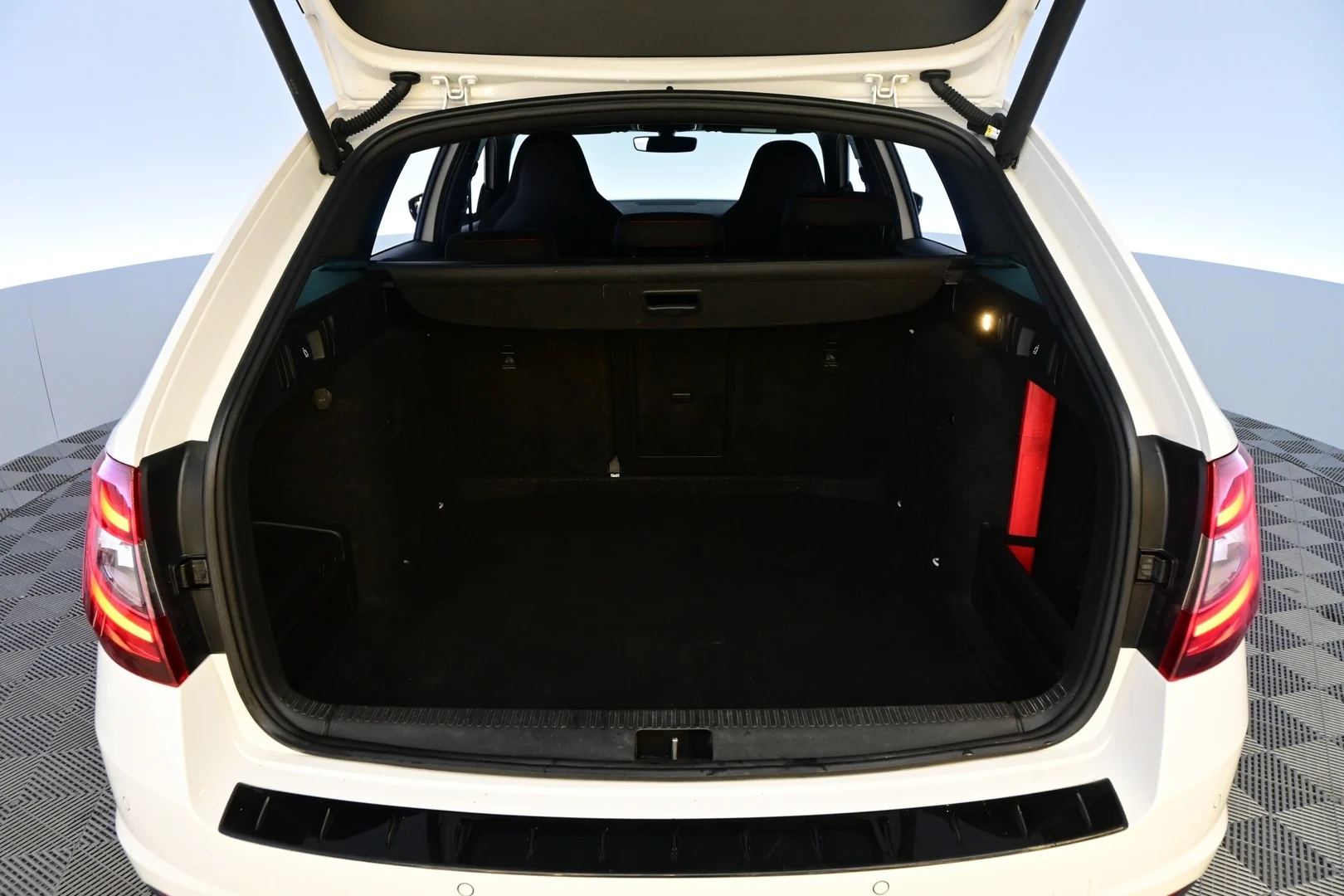 Car Image - oTm6BjKyN25TFEMMg2UHi