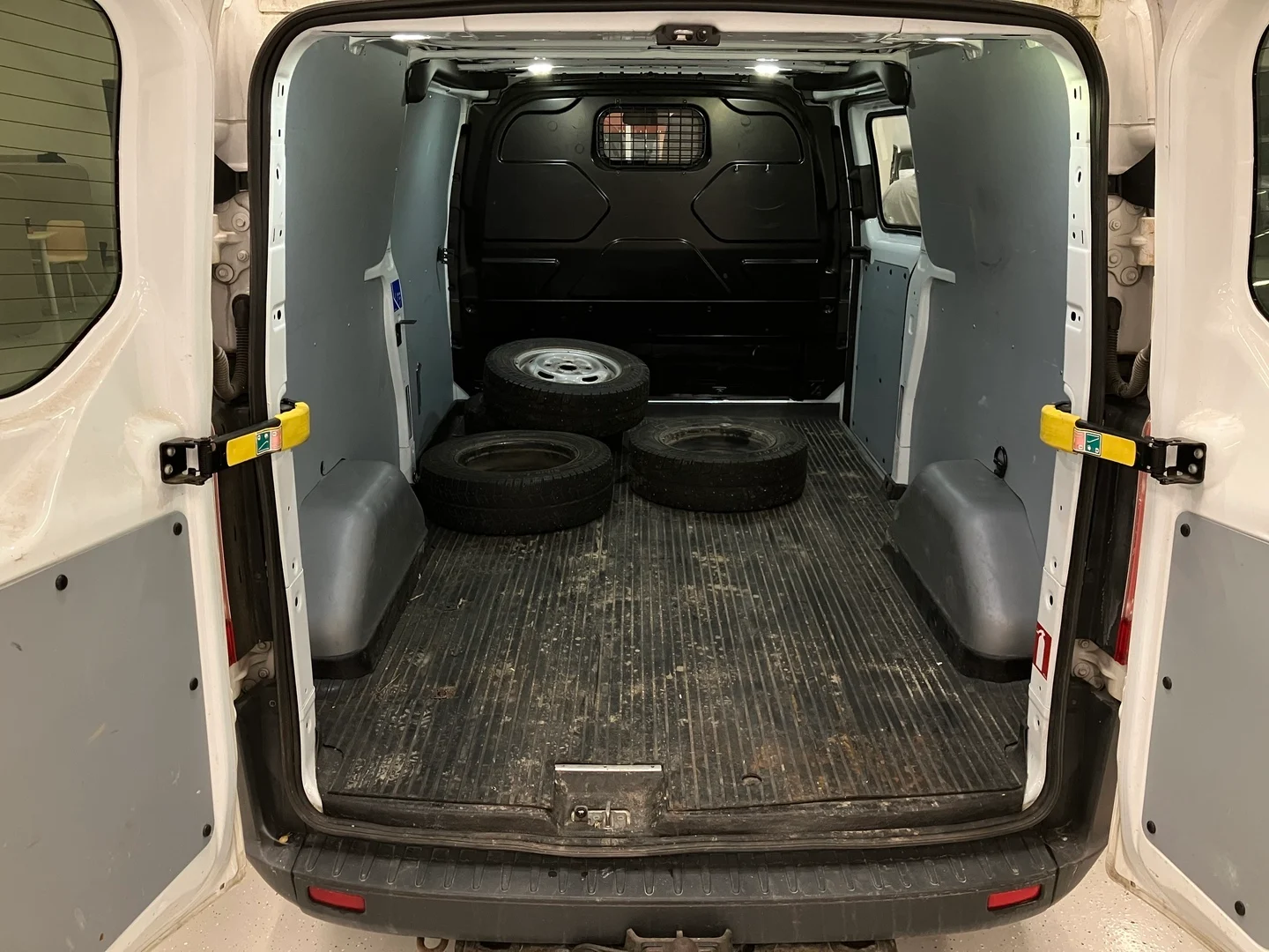 Car Image - aV5YdwJfP87Saag0sXClq