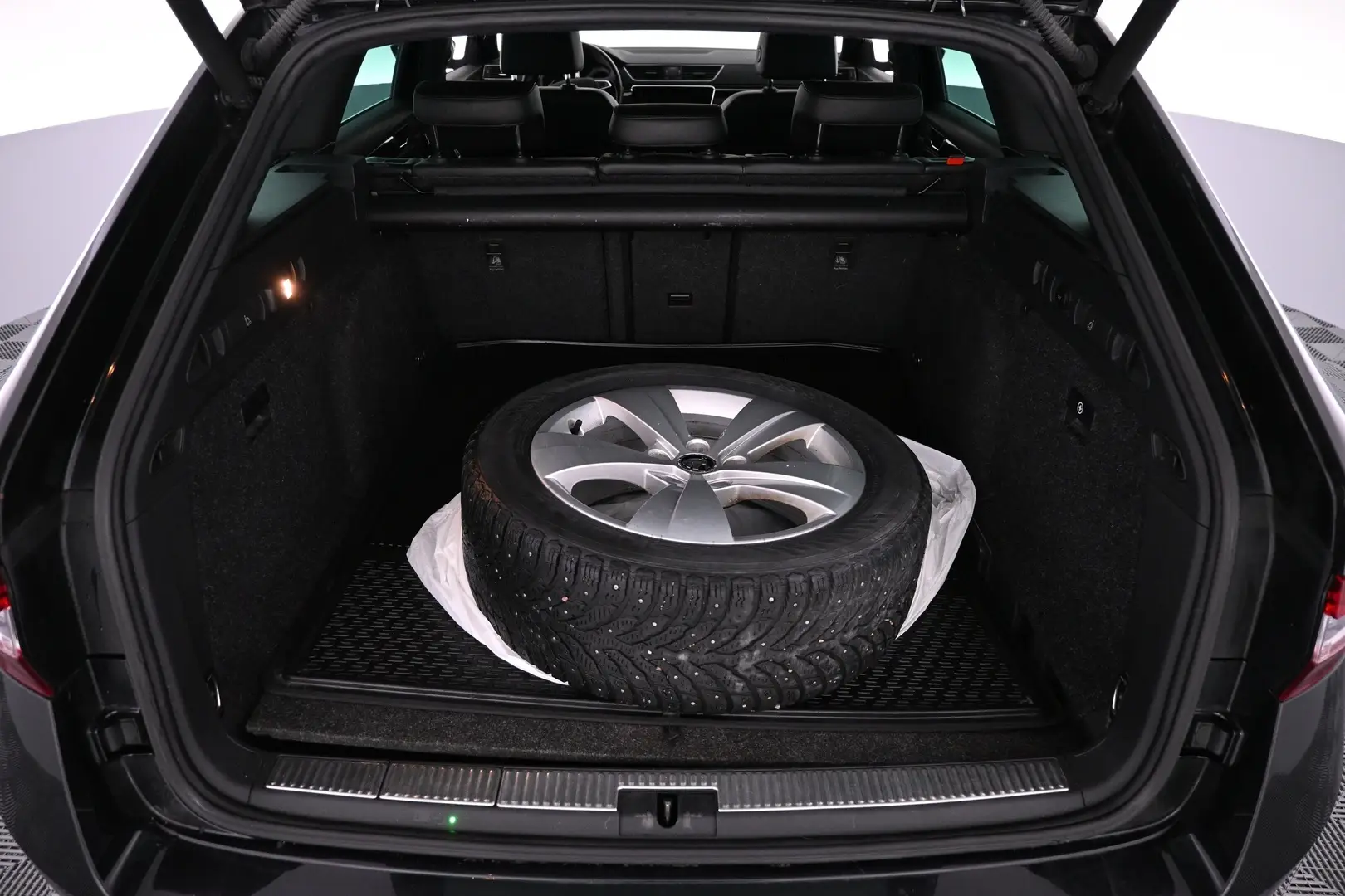 Car Image - 5yZc8kJmrYRZef4GN1EH9e