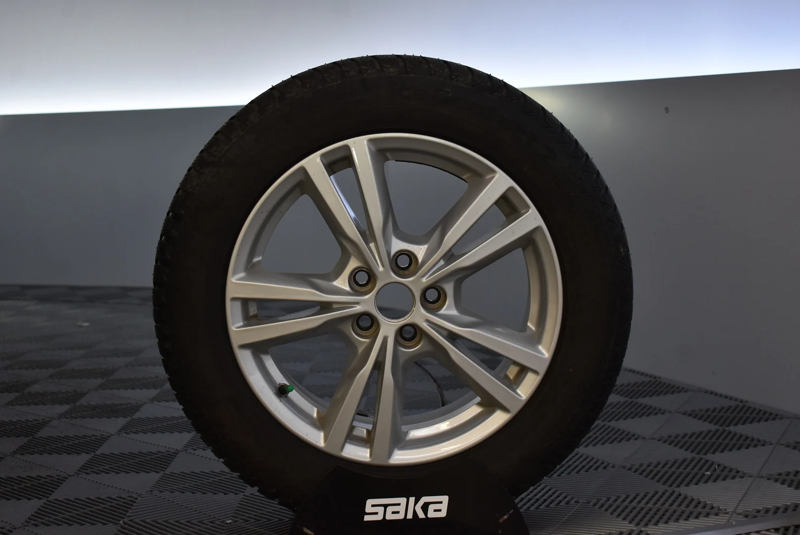 Car Image - 635k16mOJ75XbGxWn83XzE