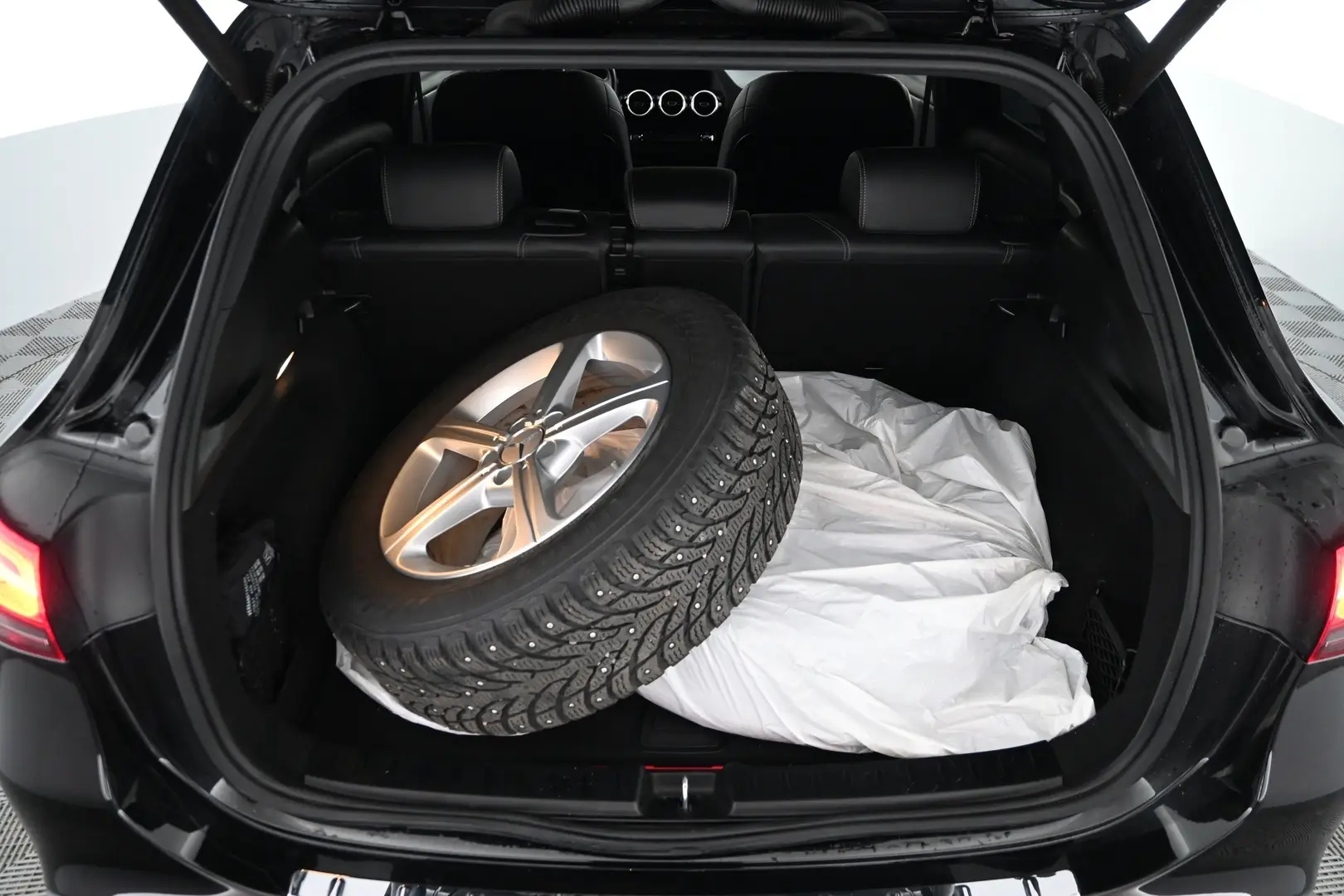 Car Image - 2vpzMU9ji5DsbtIxlaNFxr