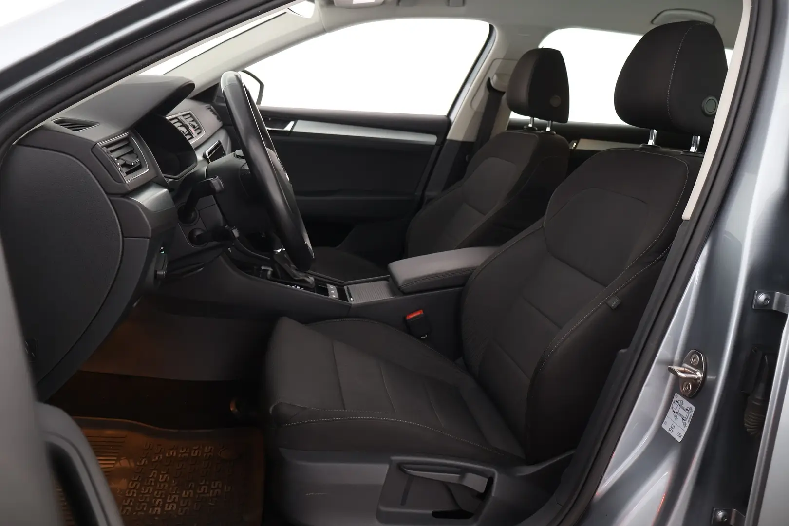 Car Image - rCaJJ6GTmym3gfVvIQGIc
