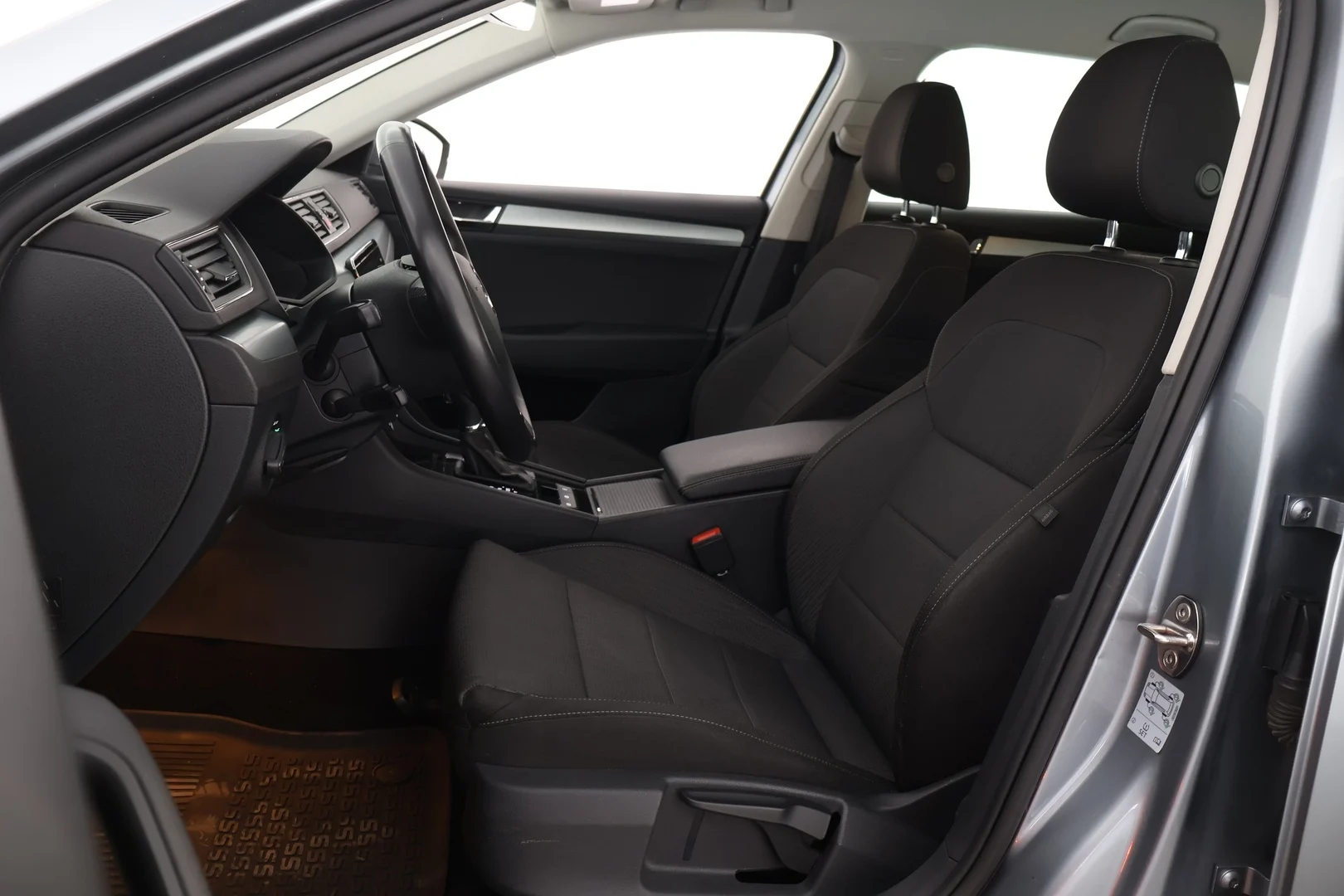 Car Image - rCaJJ6GTmym3gfVvIQGIc