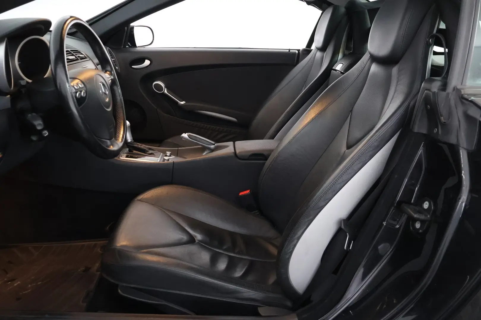 Car Image - 5CYg7B1afyyczUASzCwrWe