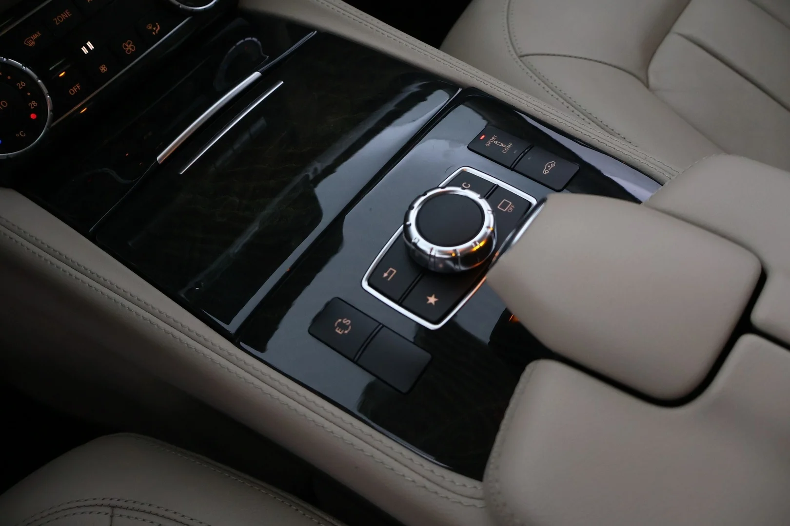 Car Image - 6u8XPSLxIgo8m12XZT656E