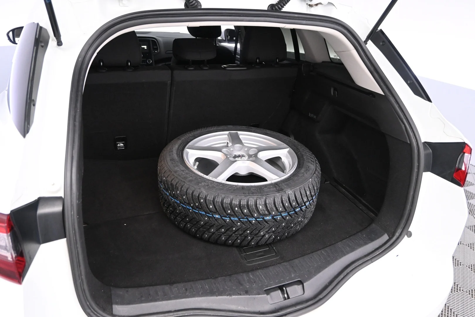 Car Image - 5L1OeBmKod5LXd3xQVBlLO