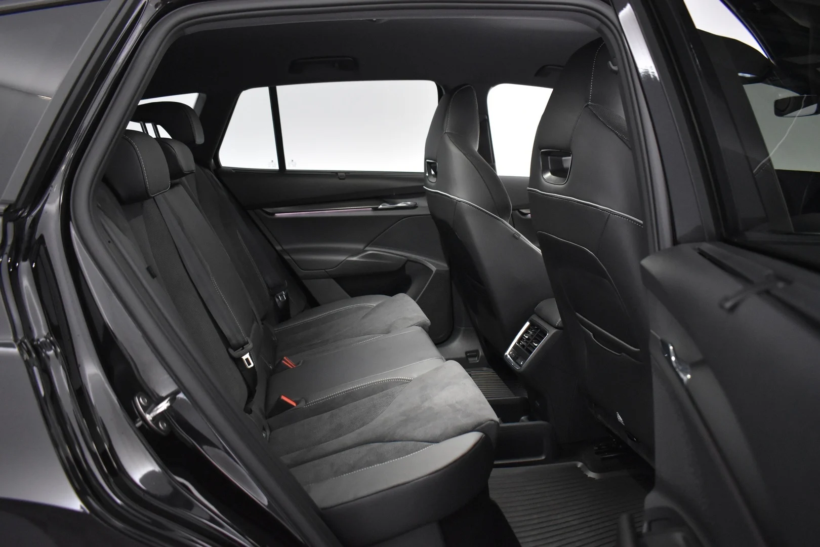 Car Image - 4VWkPvN1f0ggffHY2j6wqB