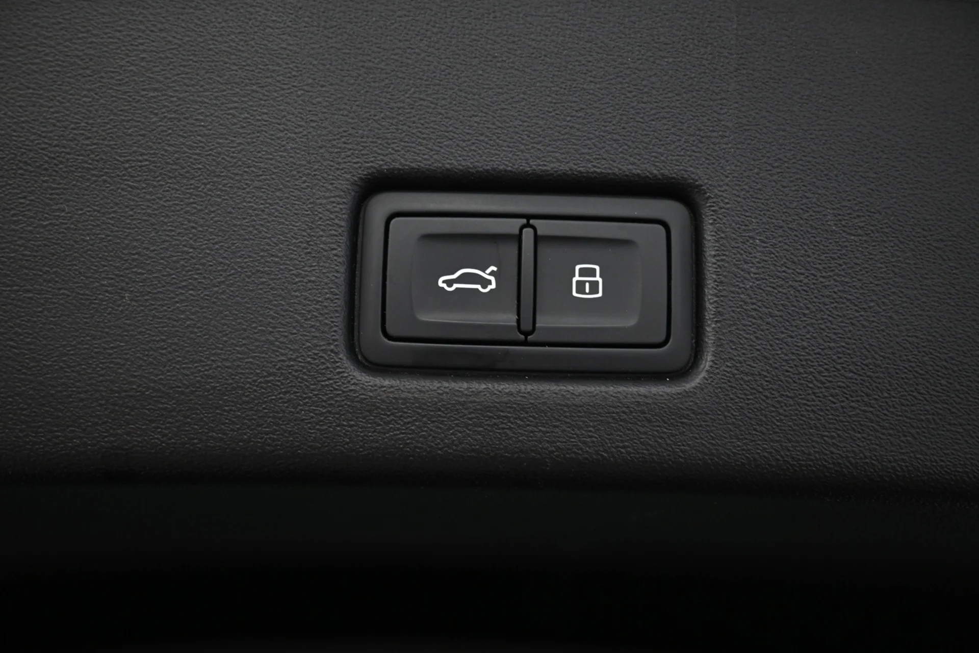 Car Image - 4MkSFGZnh8MnFvbDVEJKpg