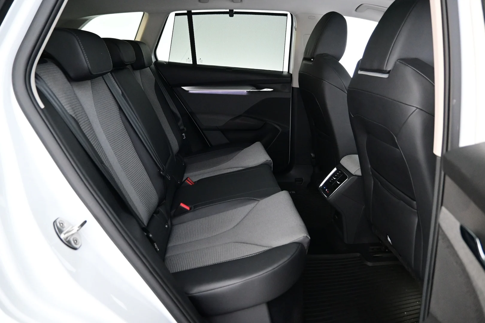 Car Image - 5OruXhWb8DyfR93AGCXmi9