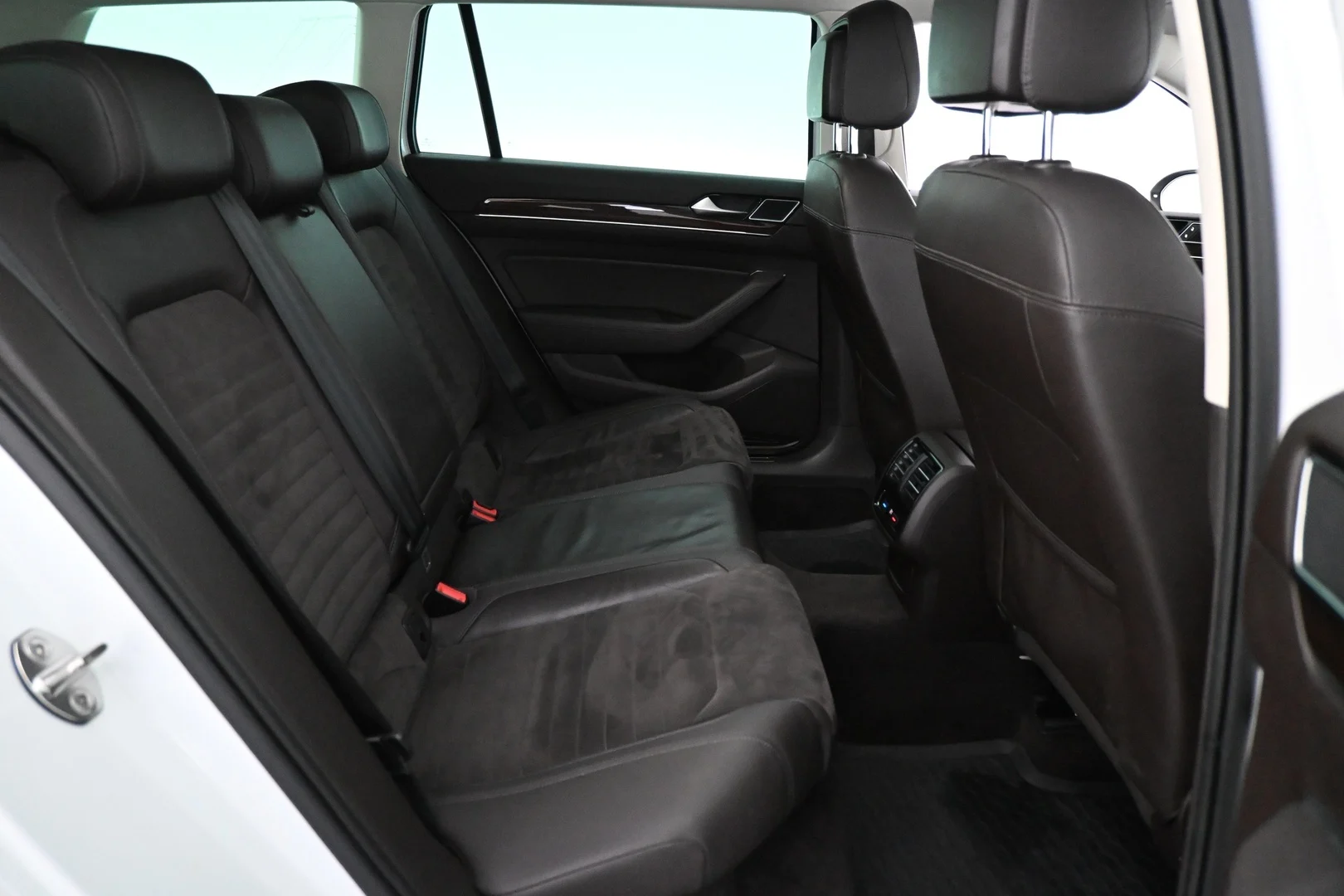 Car Image - 5WRp3vM7kTXiee2M5VPpzl
