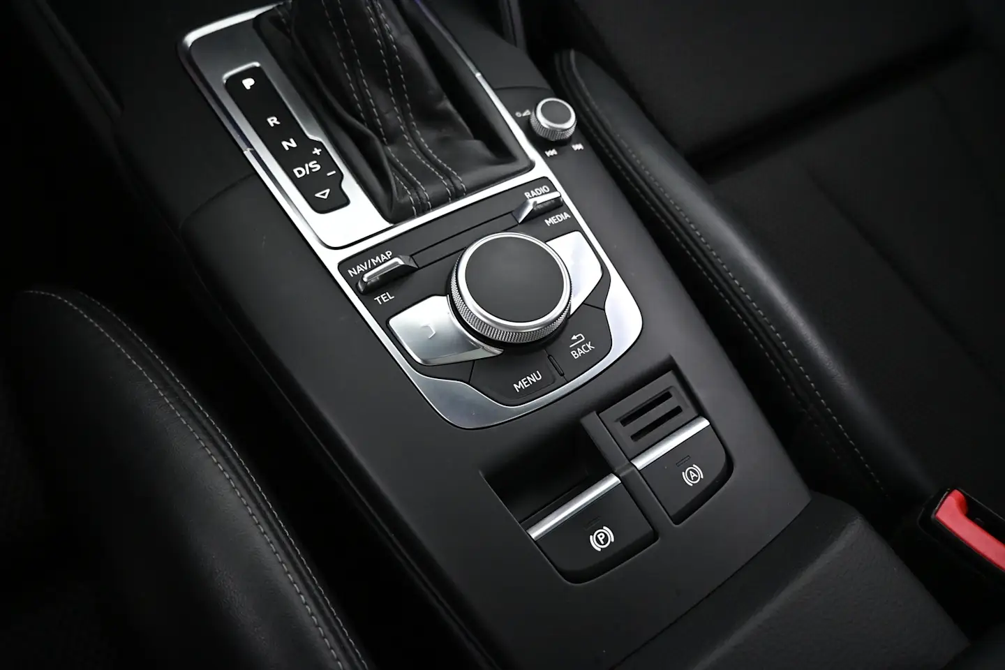 Car Image - Dhq3VjHE156xrsckq7XfK
