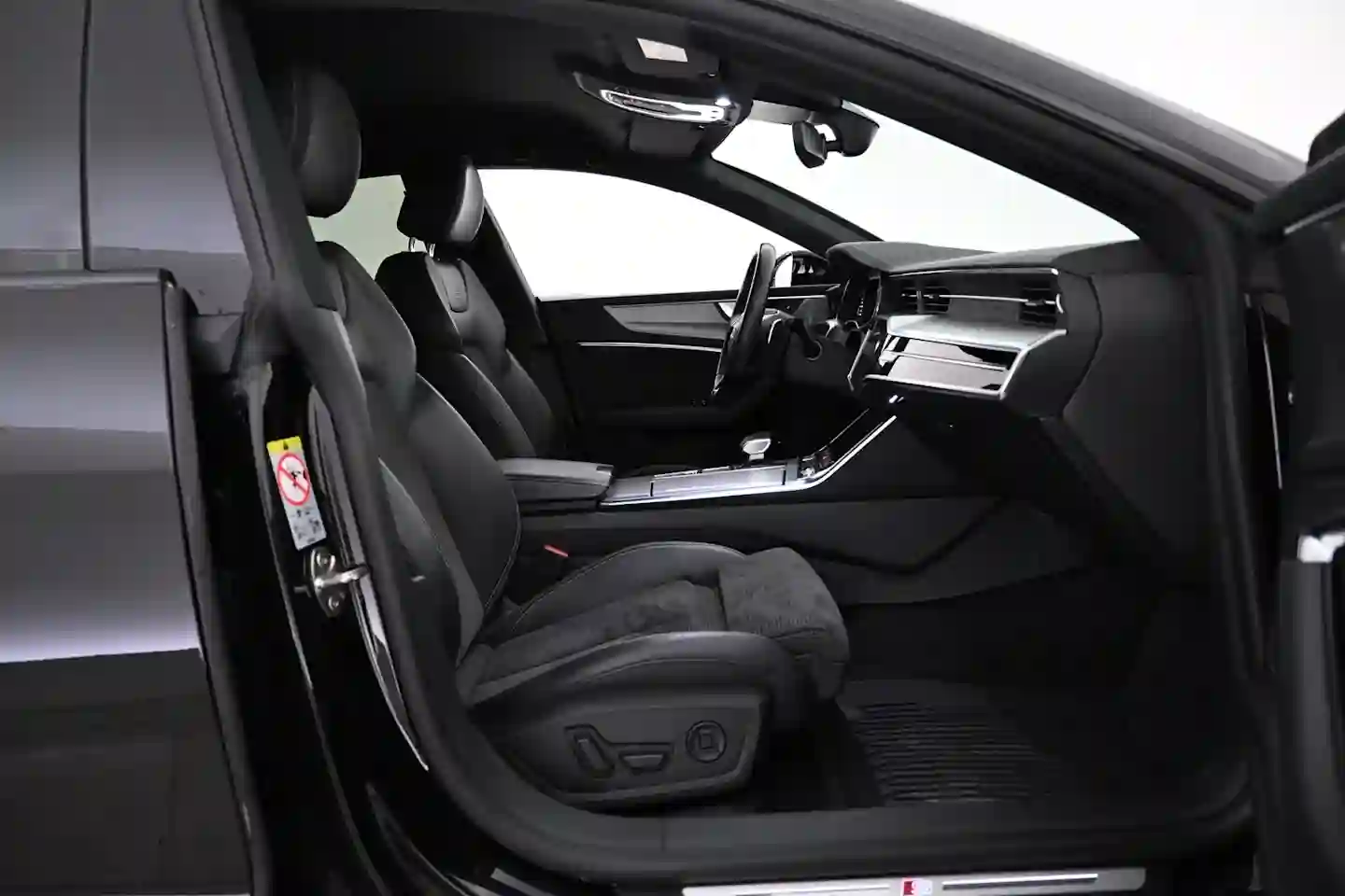 Car Image - DQGC945X4wOgbmkW1apdb