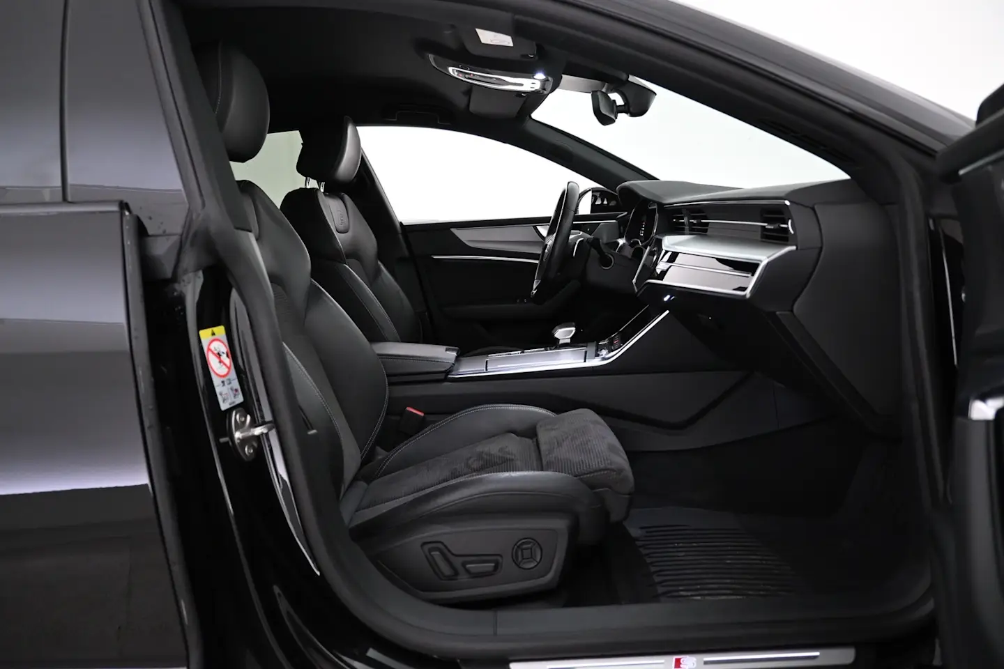 Car Image - DQGC945X4wOgbmkW1apdb