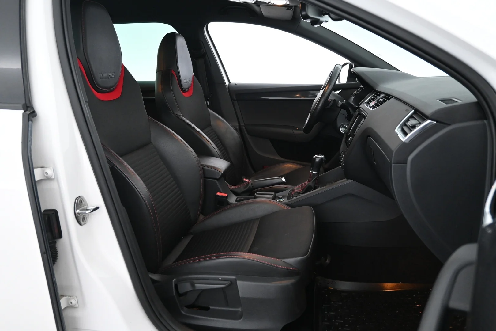 Car Image - dXYF3UzpEi1I6avoTLxot