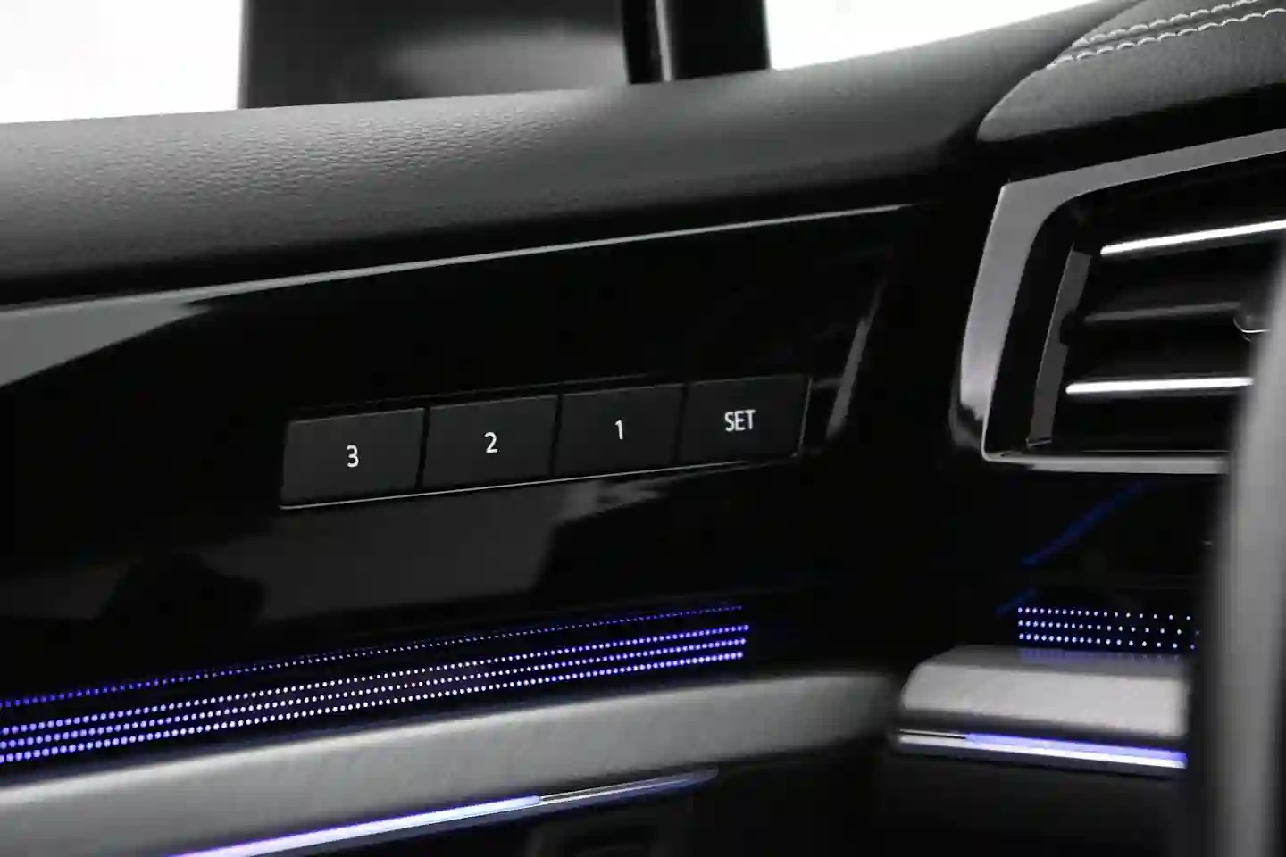 Car Image - PG3jZk6VRWkdzr5Cvq8AX