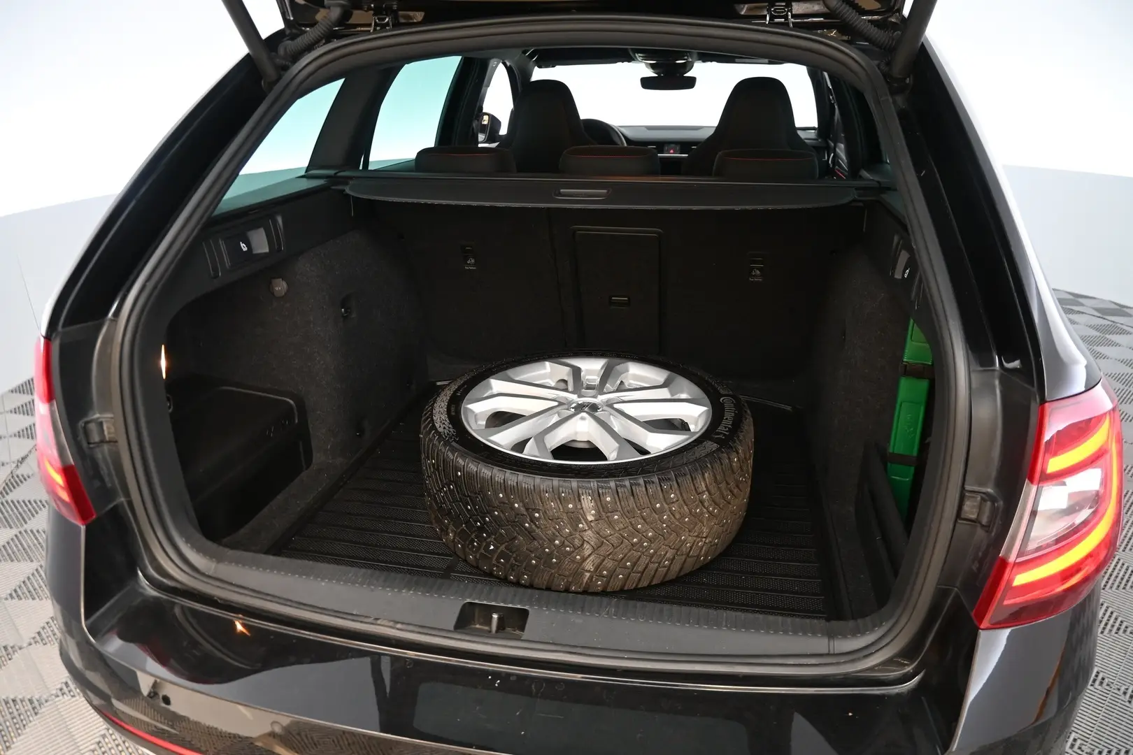 Car Image - 5UVbcaZhArwFn9jHhlNek5