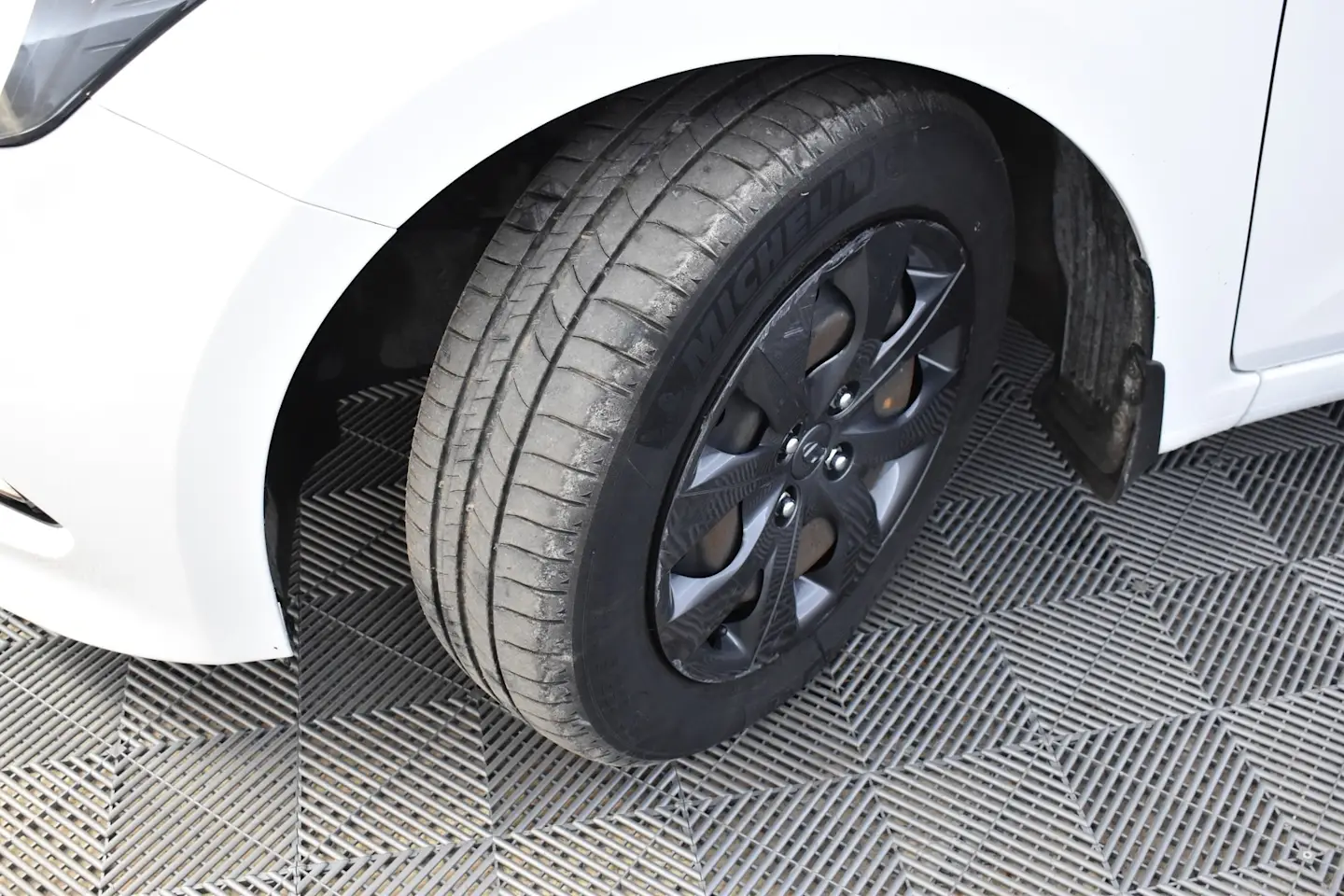 Car Image - 3L1OfCiLePzKxwrYpHSXgj
