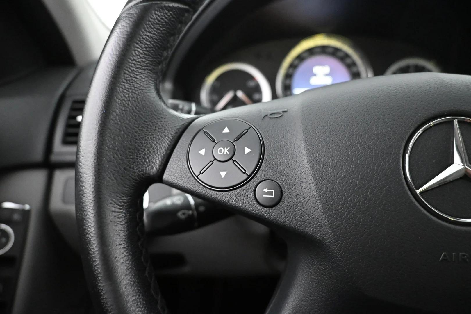 Car Image - 7yVDxbFCisXizKVf1J9UJT