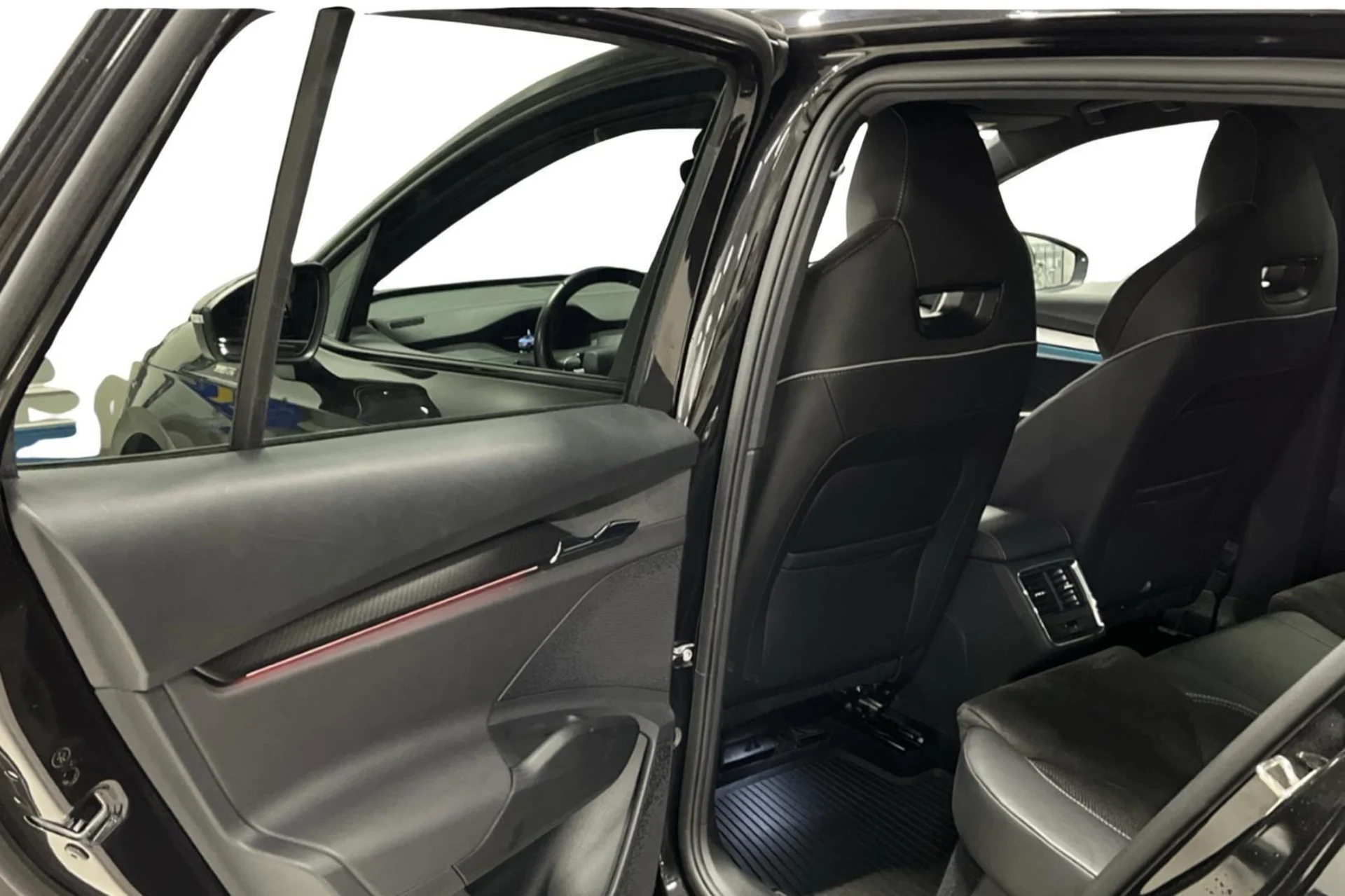 Car Image - RhSDozG6KC7AQYLxZsHZt