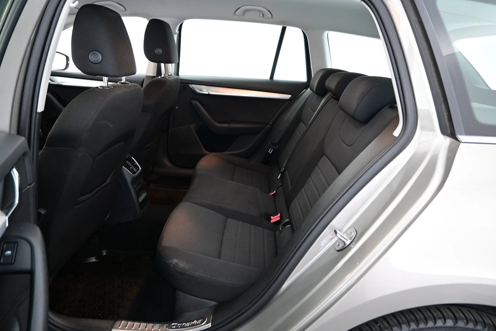 Car Image - 2XegQVmIwsXVGjiIW3Yg8v