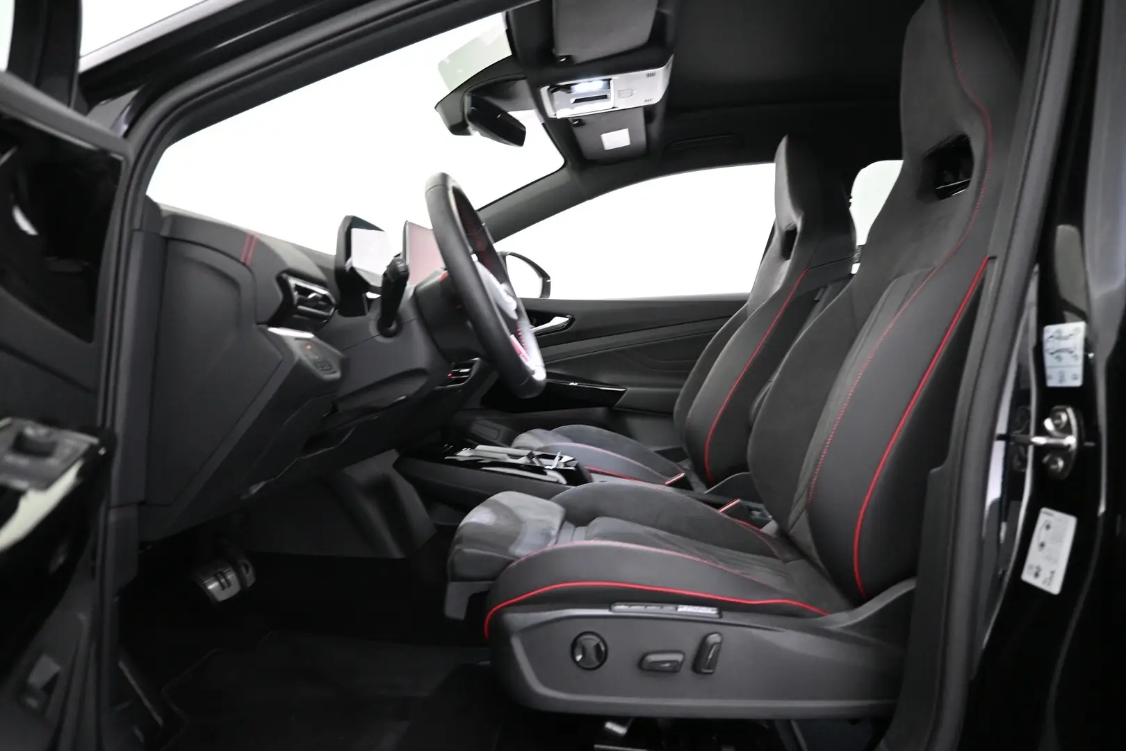 Car Image - KGqfZYhpfTsrwNG34czfg