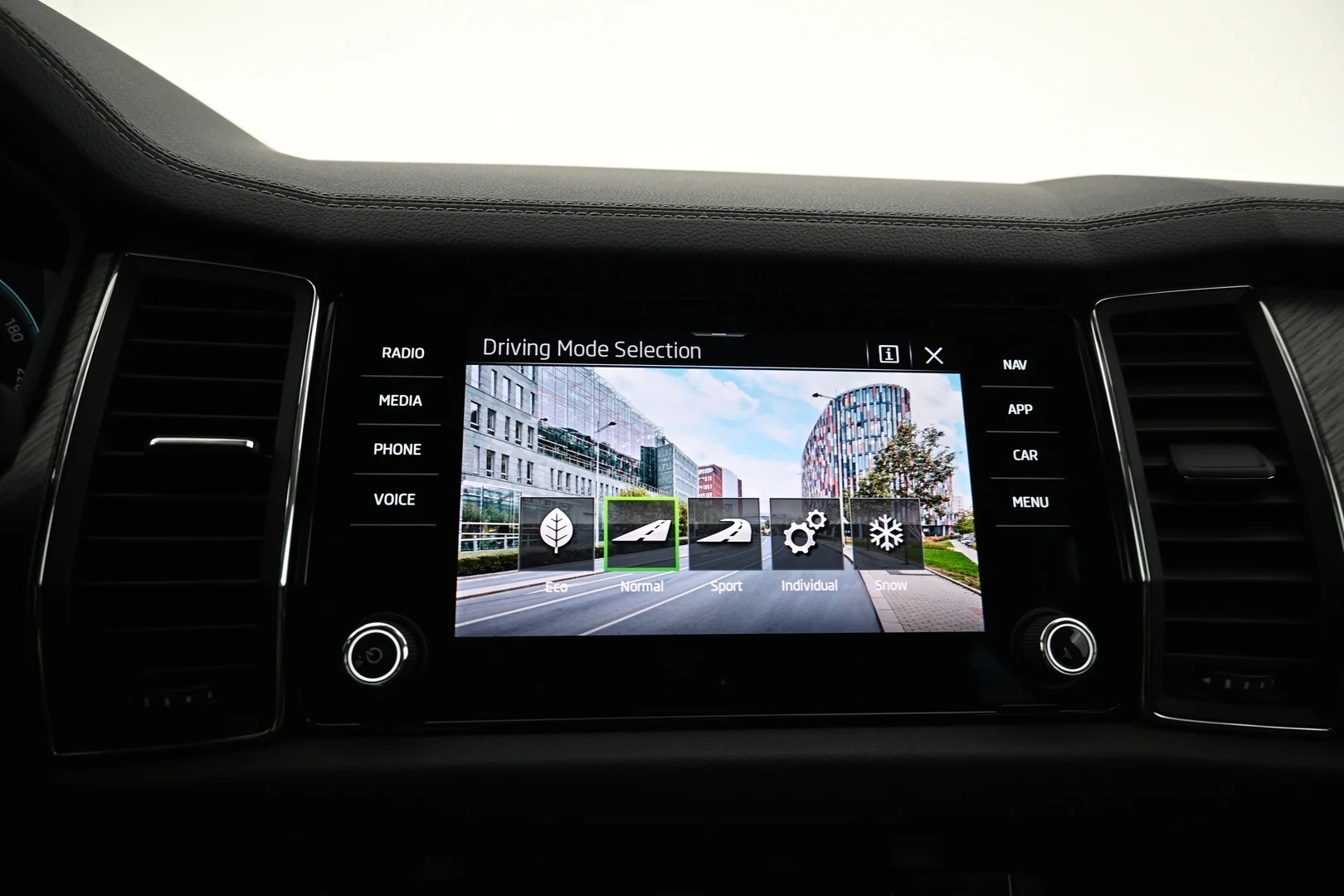 Car Image - 1AHYbP0IHUkA2QK9XZSiHV