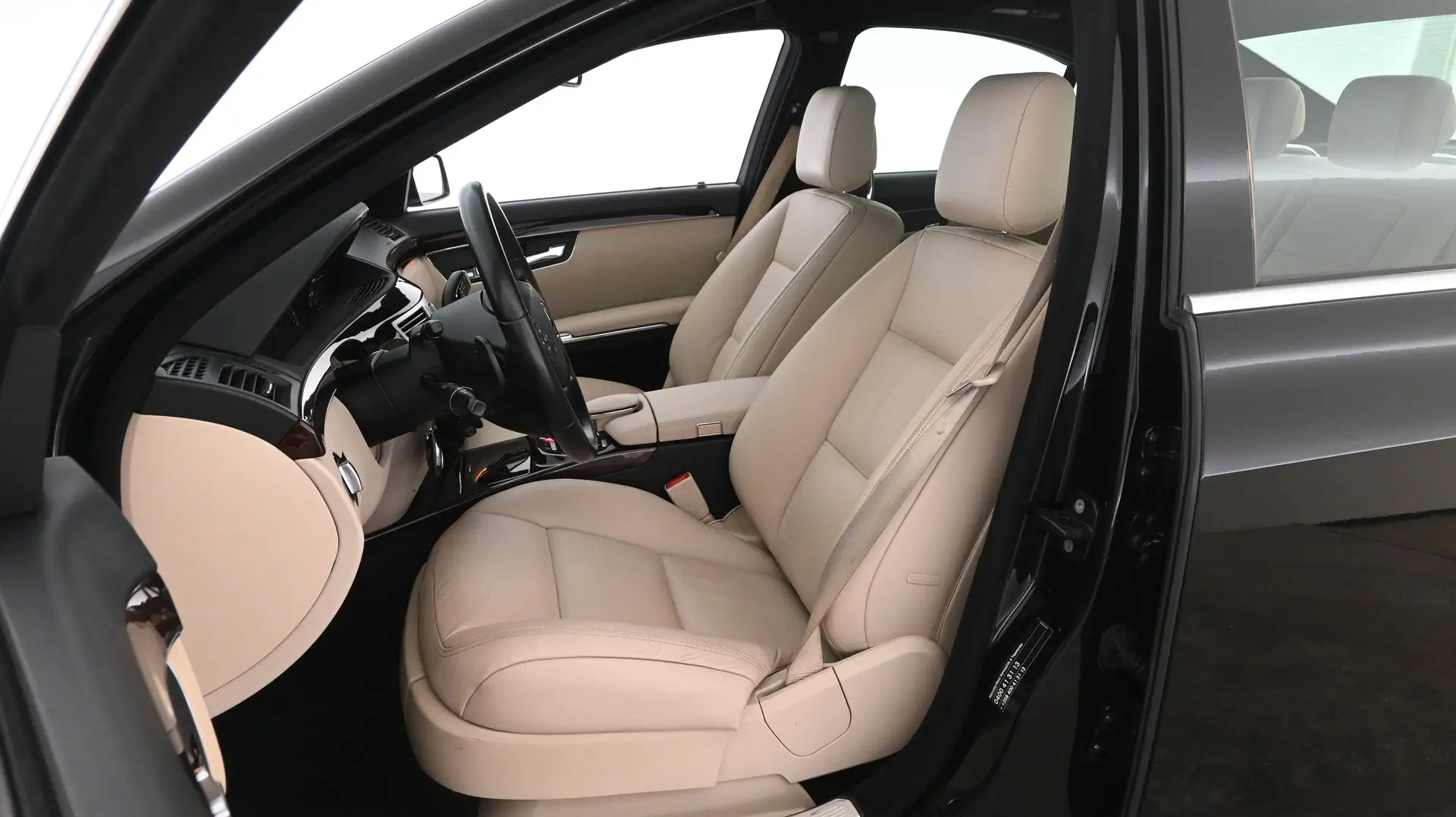 Car Image - 2jjB1OiW6LEvzJjcJ4Rp6z
