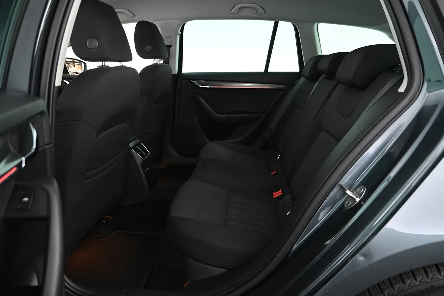 Car Image - 2w1N4dw5wkCBVg90khWsTi