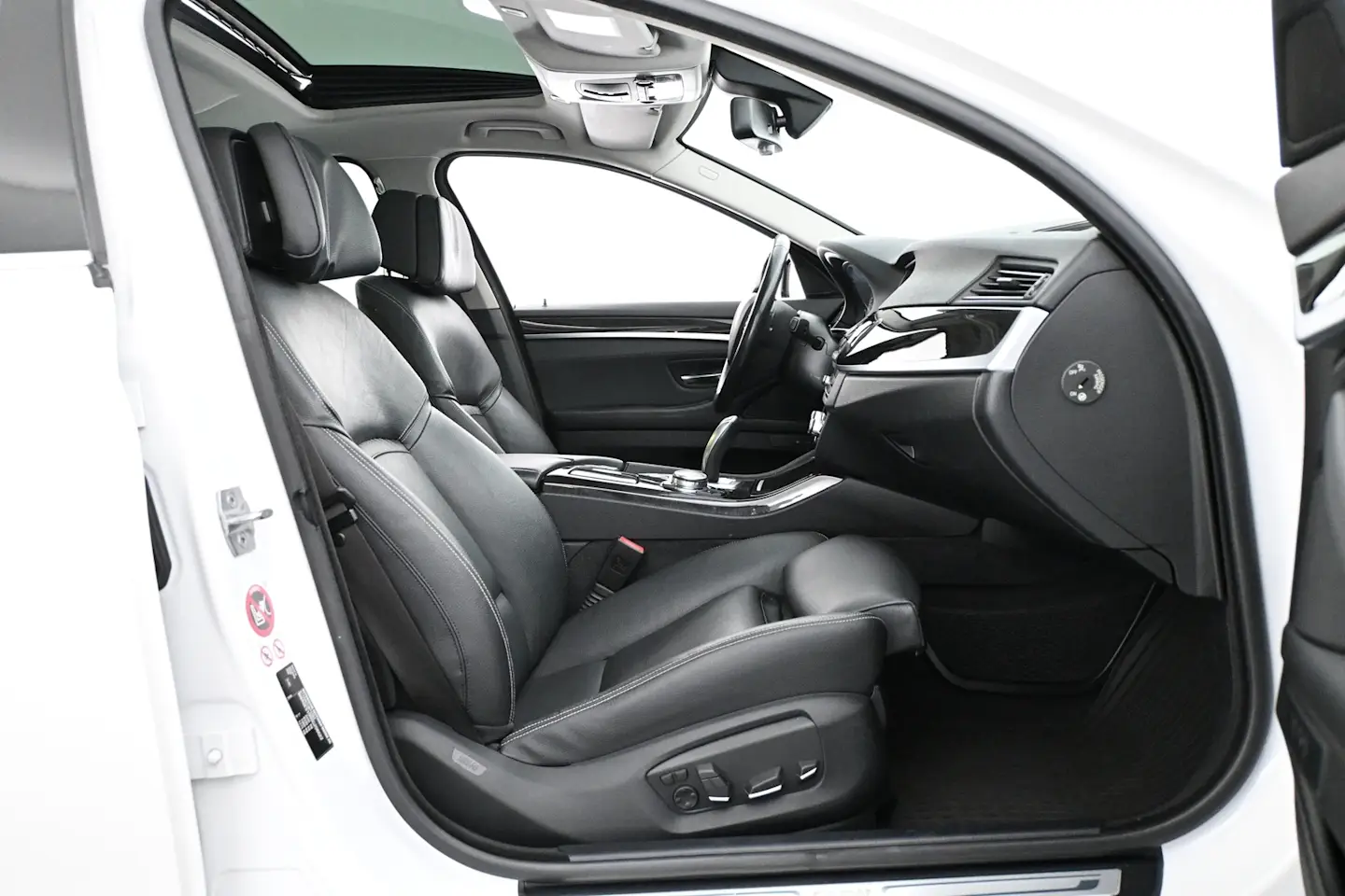 Car Image - 2xw77m5w355Yamdi1dH8NQ