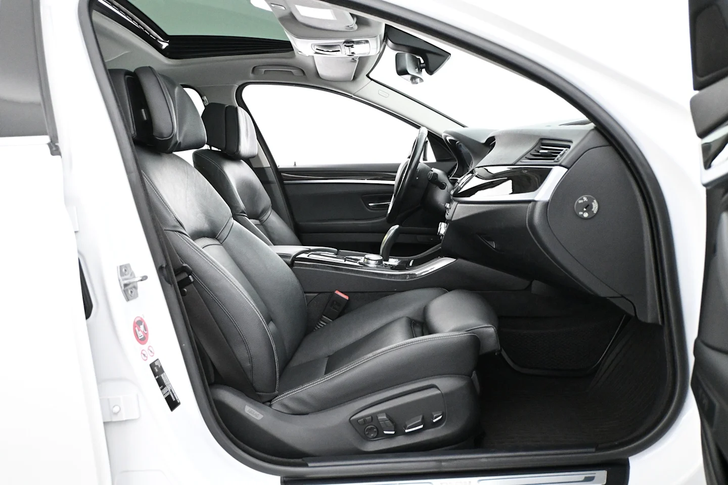 Car Image - 2xw77m5w355Yamdi1dH8NQ