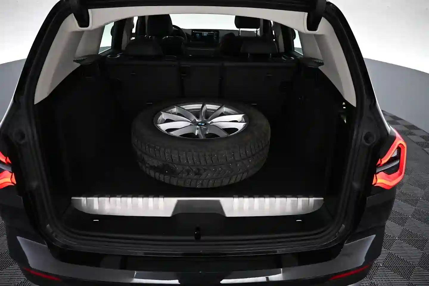 Car Image - 7wr95FDV3XKK4cwHYA16mP