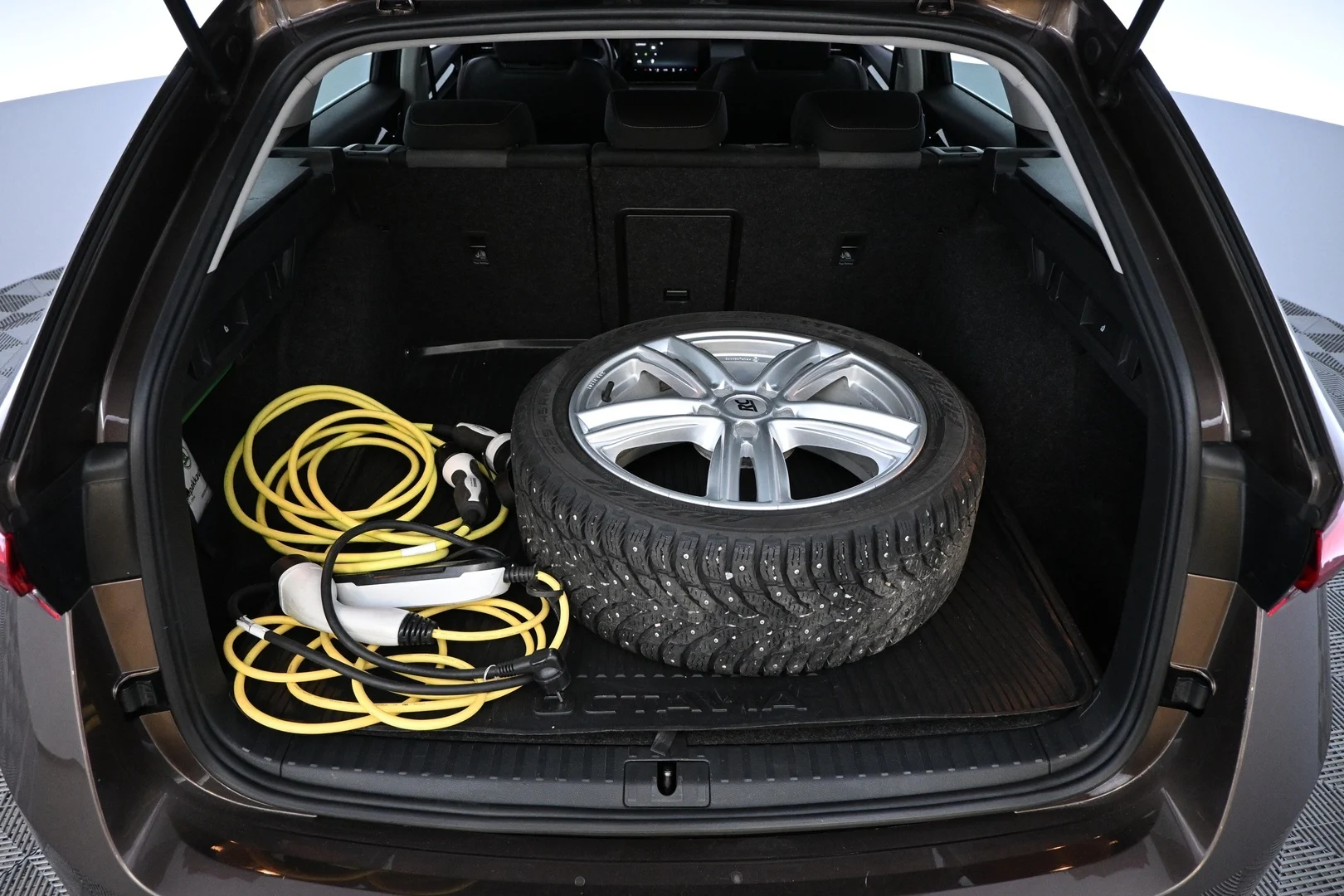 Car Image - 4BZGOxvqYwAVfkIxujPiR6