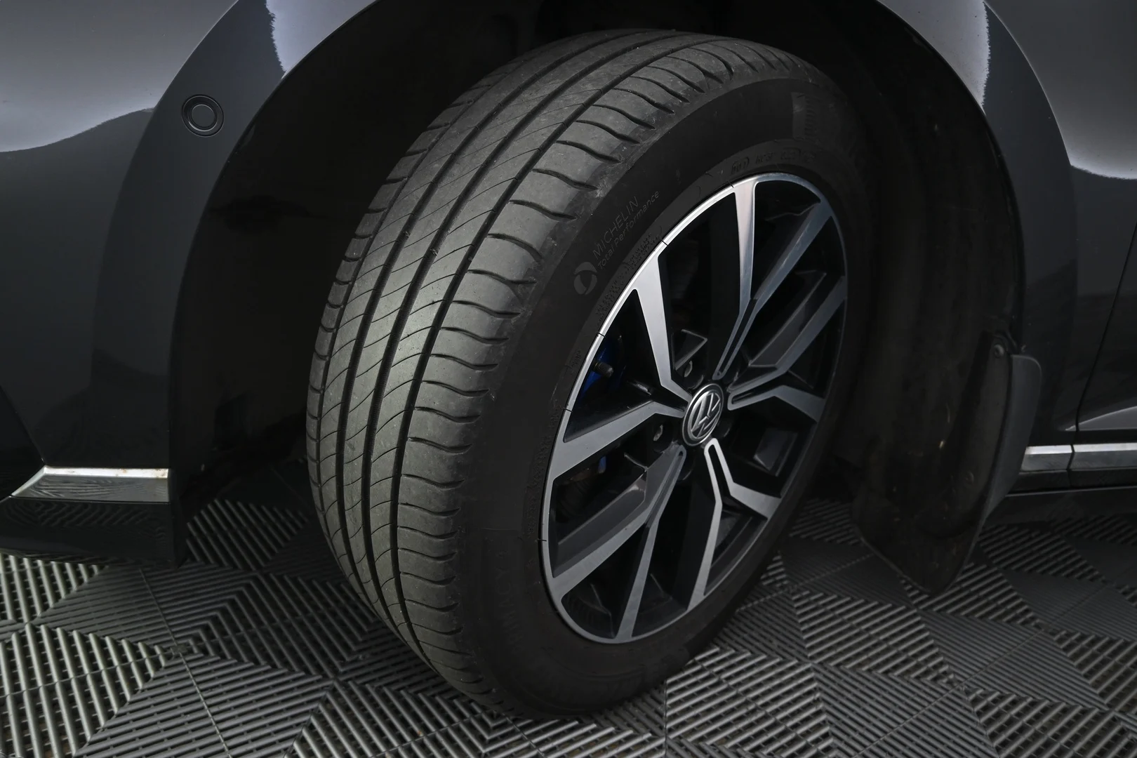 Car Image - 49kKCD4I7YkxnWQNdPSE1w