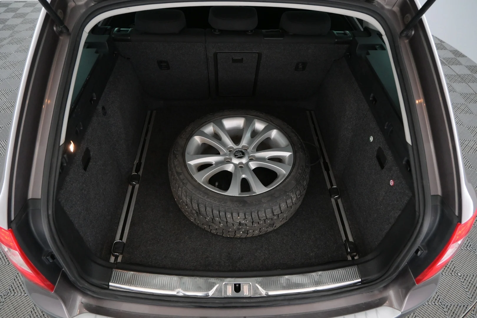 Car Image - 2oSixAoiKc8HR9nRxCMQdY