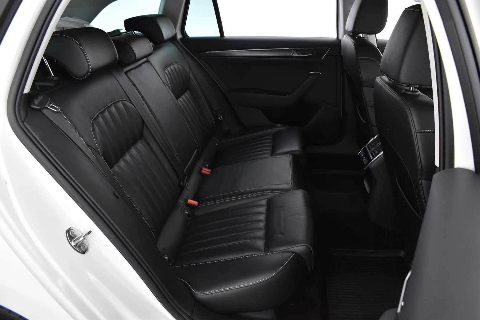 Car Image - 1ppMhnNLcfkB6NYqHdQyeJ