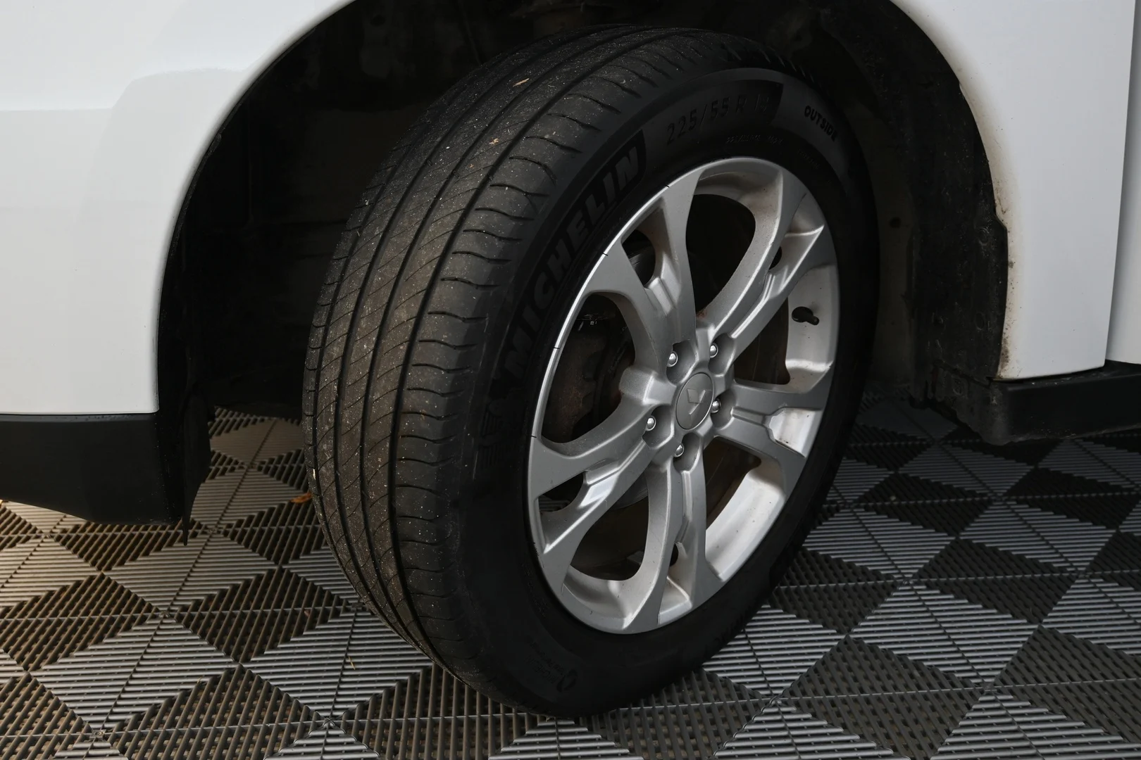 Car Image - 4Lm11WDejYSEAXGNUdZv25