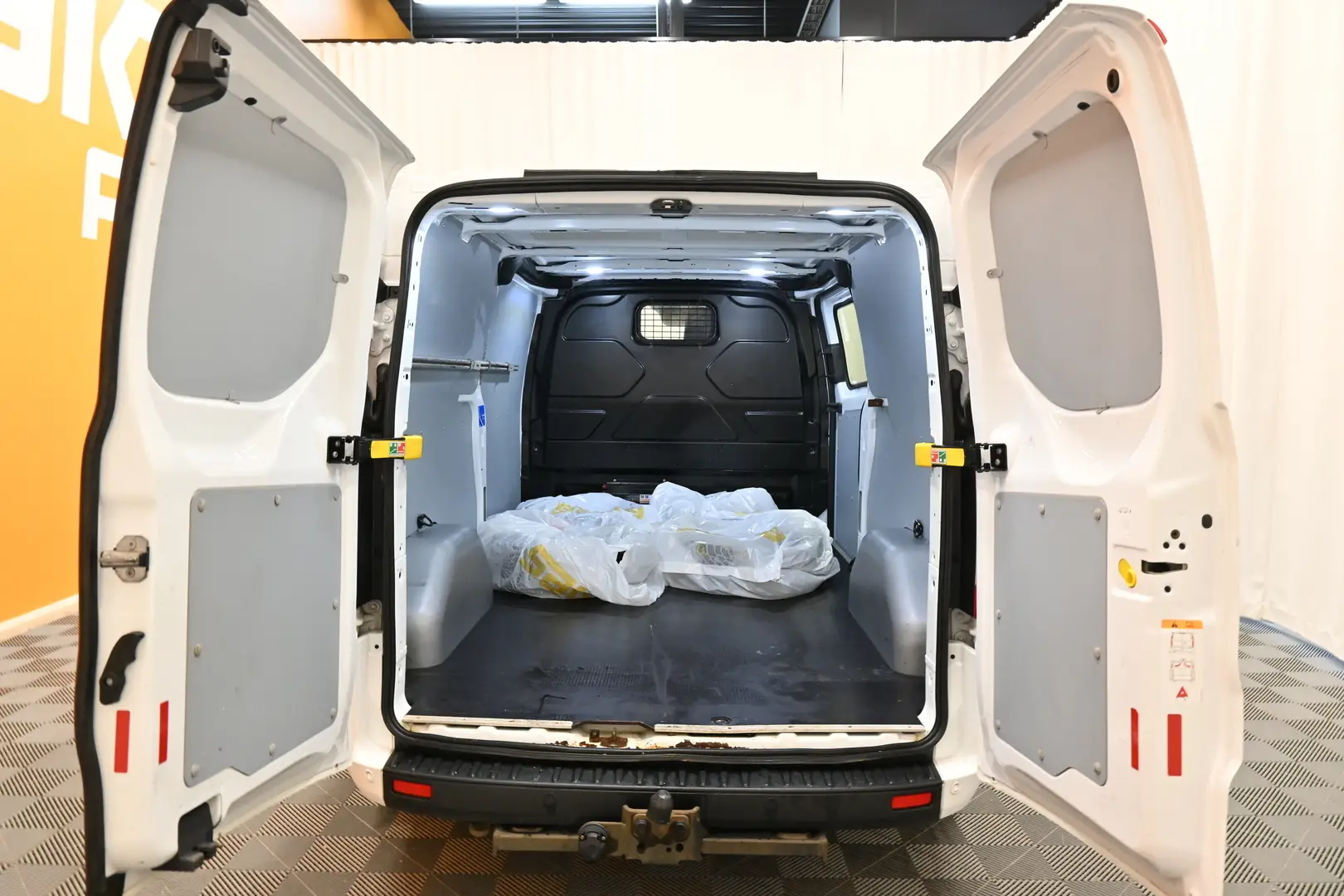 Car Image - kef4Lc9YhY2EetXVHjsLK