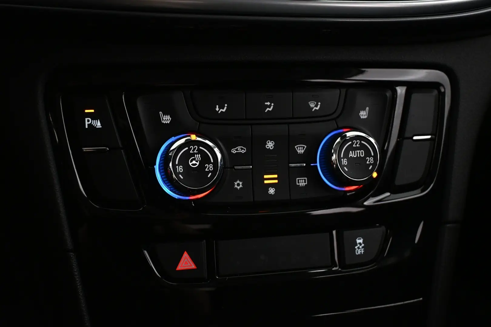 Car Image - 5cGMc152mDRSfGwpH5drmc