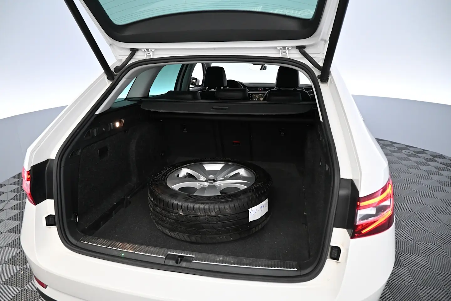 Car Image - 3t1loH9DVwnJhiaGlrKO5c
