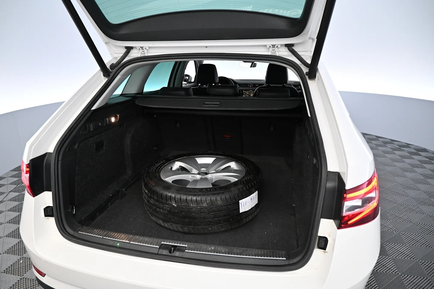 Car Image - 3t1loH9DVwnJhiaGlrKO5c