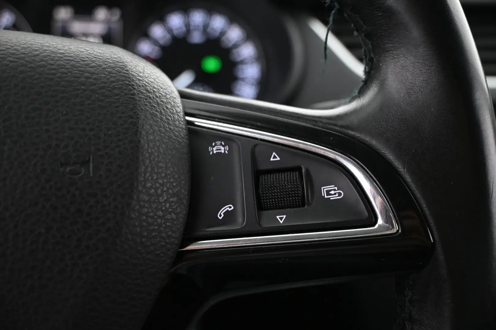 Car Image - 60JczBX9tAaHXWvP8947G3