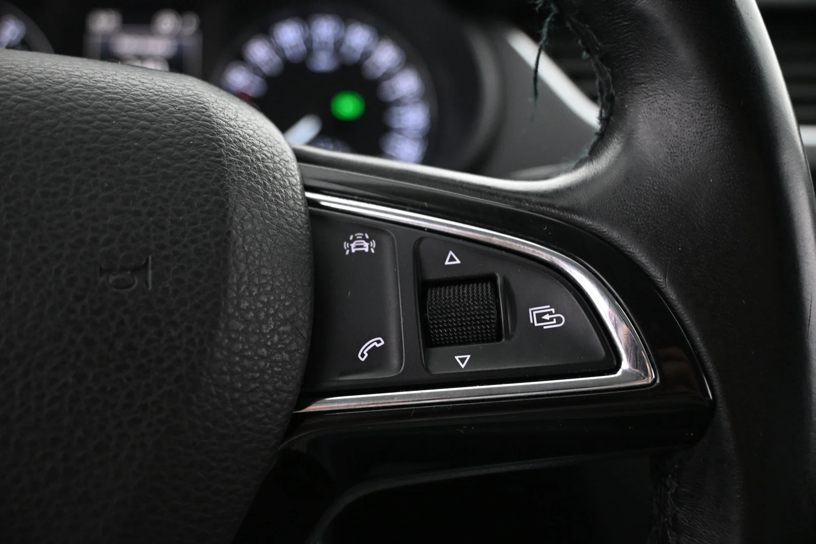 Car Image - 60JczBX9tAaHXWvP8947G3