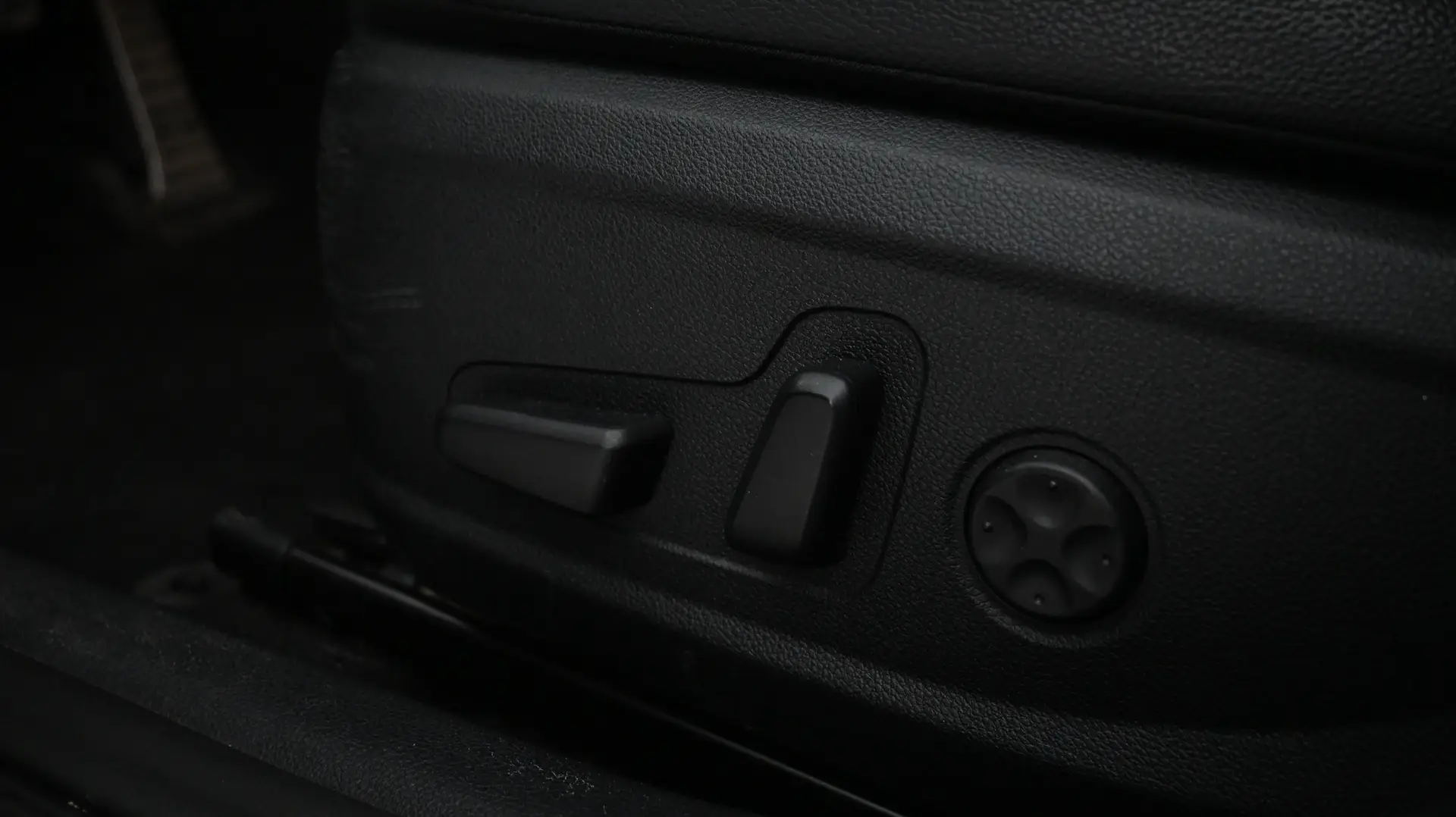 Car Image - 5QWnCAGh1peihwVSO5Cexq